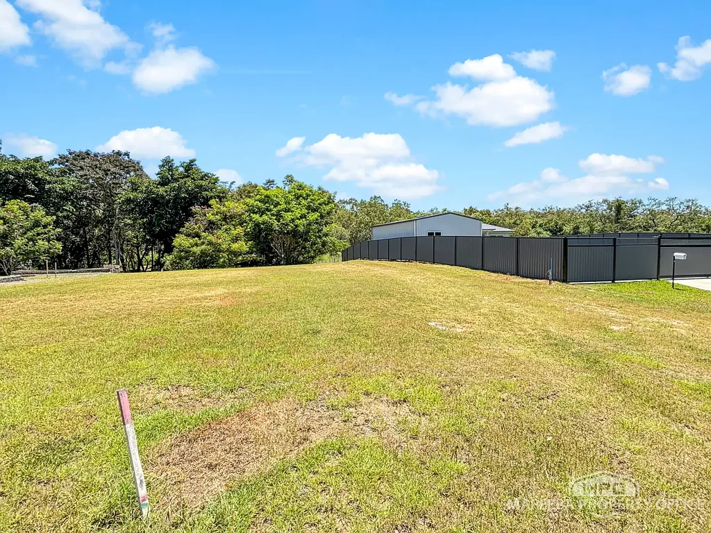 Mareeba PRIVATE 2203m2 LOT WITH CREEK & APPROVED BUILDING PLANS