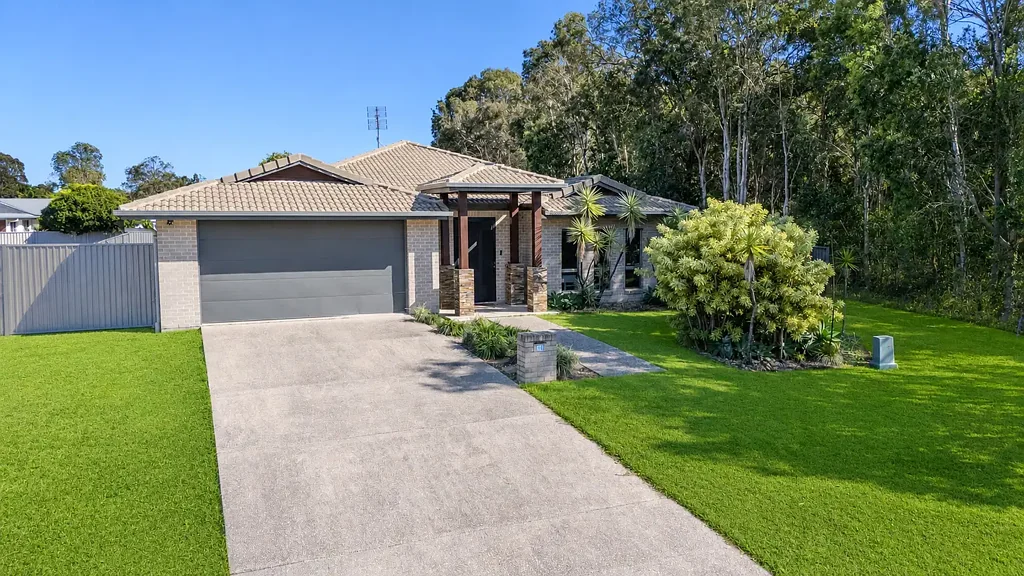 Pelican Waters 4房  MODERN FAMILY LIVING WITH A PEACEFUL BUSHLAND OUTLOOK