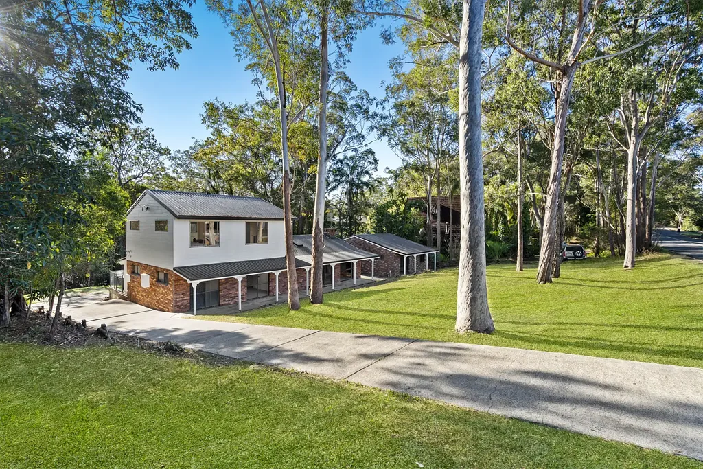 Elanora 6房  Exceptional Family Acreage with Fully Self-Contained Guest House