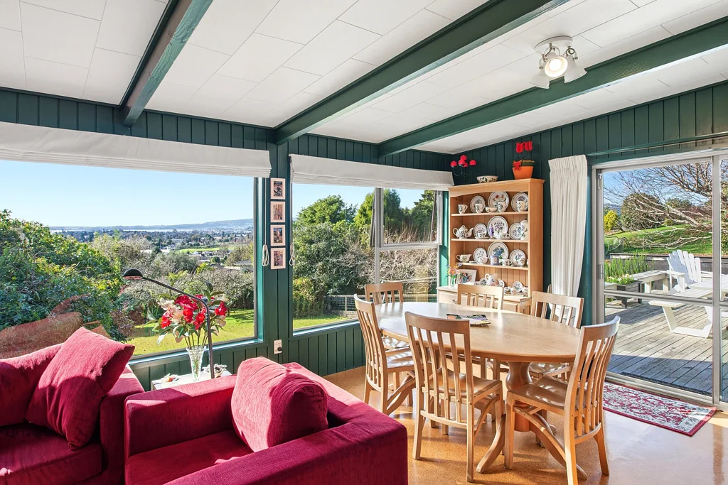Westbrook 3房  Classic Charm with Stunning Lake & City Views
