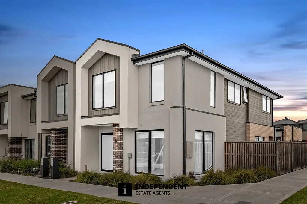 Junction Village 4ਬੈੱਡਰੂਮ Low-Maintenance Living with Lifestyle Appeal