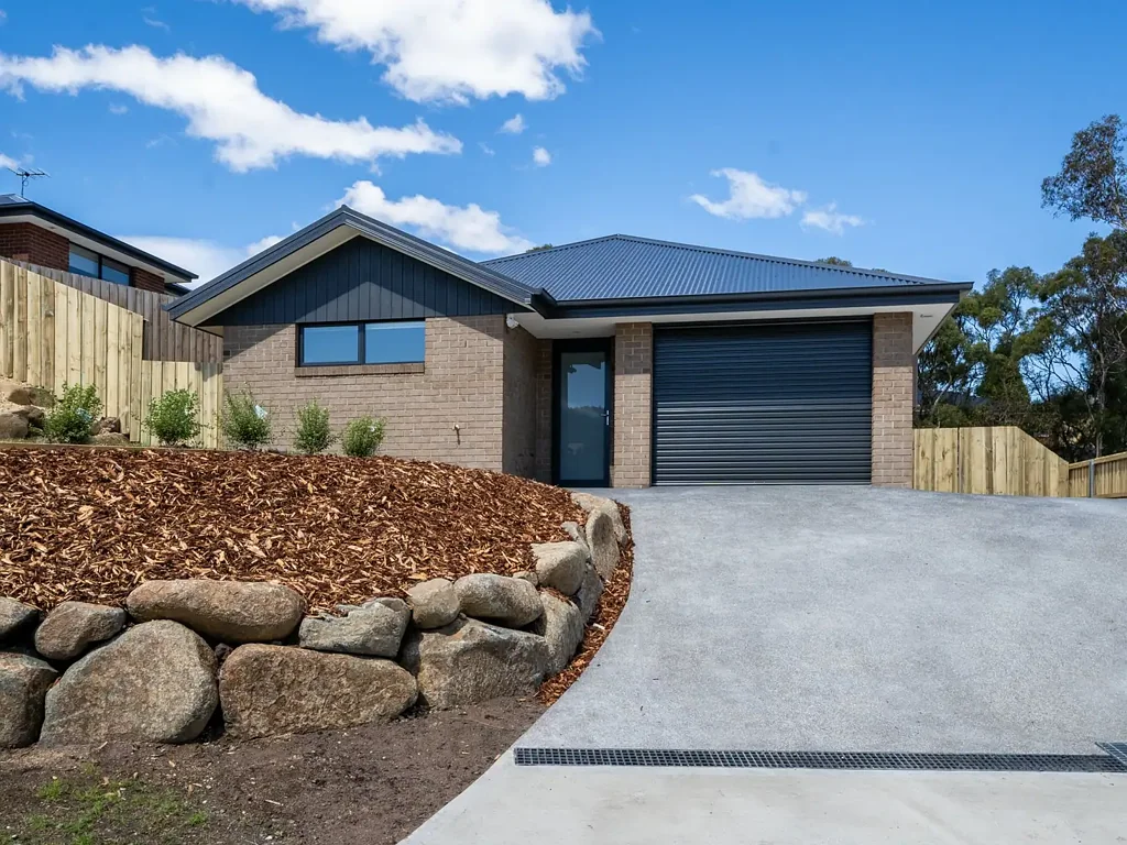 Claremont 3Zimmer Nest, Invest or Right-size in this near new home