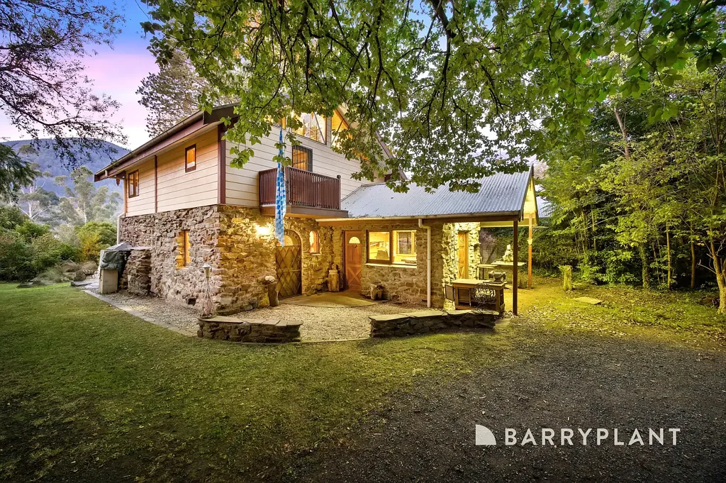 Warburton 2침실 Warburton handcrafted stone cottage on a brilliant block bathed in light with mountain views!