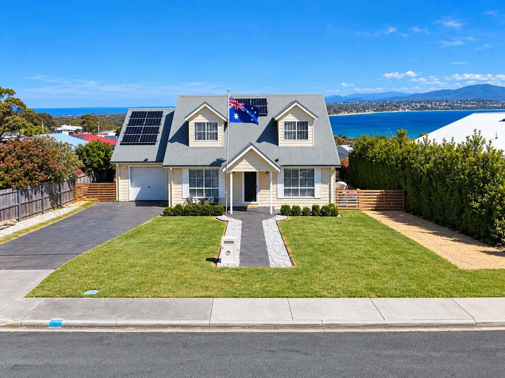 Akaroa 3房  IMPRESSIVE STREET APPEAL + VIEWS TO MATCH
