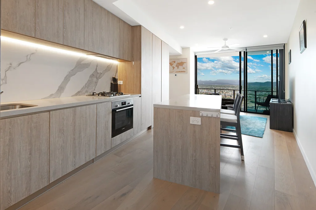 Broadbeach 1બેડરૂમ FANTASTIC LOCATION AND VIEWS - TWO CAR PARKING SPACES + STORAGE CAGE!