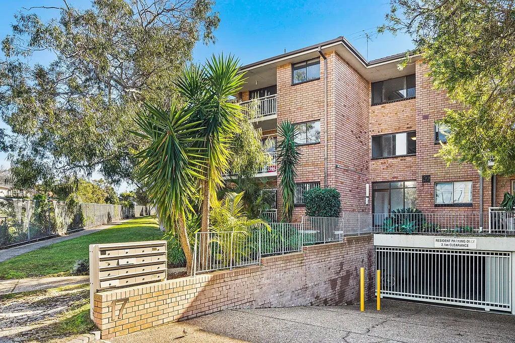 Spacious Two-Bedroom Unit Moments from the Beach