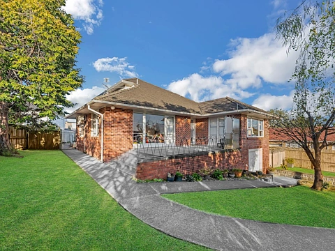 Papatoetoe 4房  Developer's Deluxe Delight -  943m2