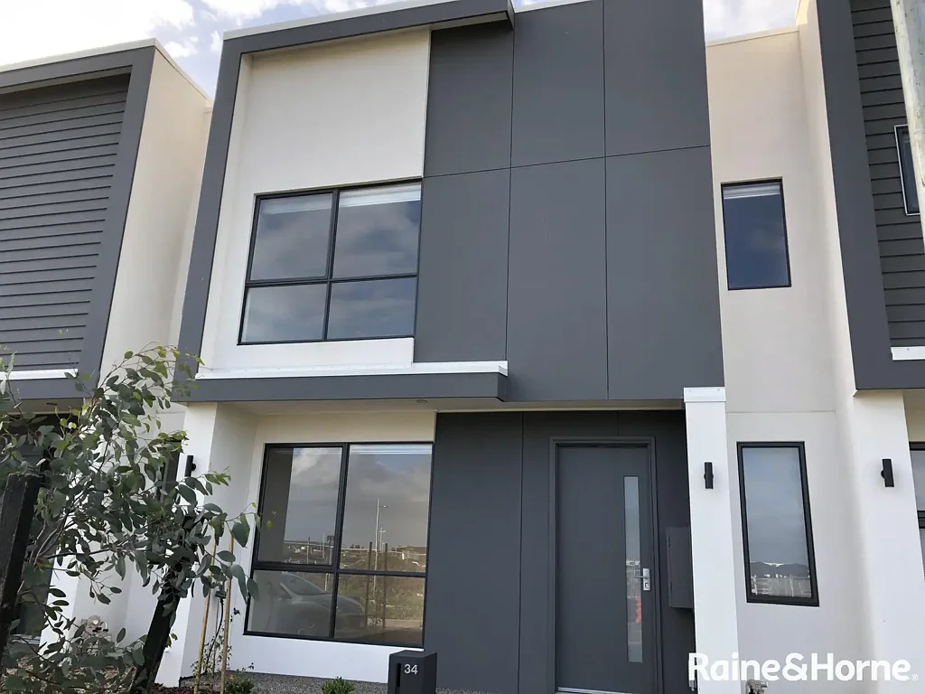 Splendid 3Br Townhouse in Williams Landing!