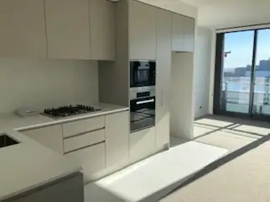 11TH FLOOR LARGE 1 BEDROOM OVERLOOKING CITY & HARBOUR