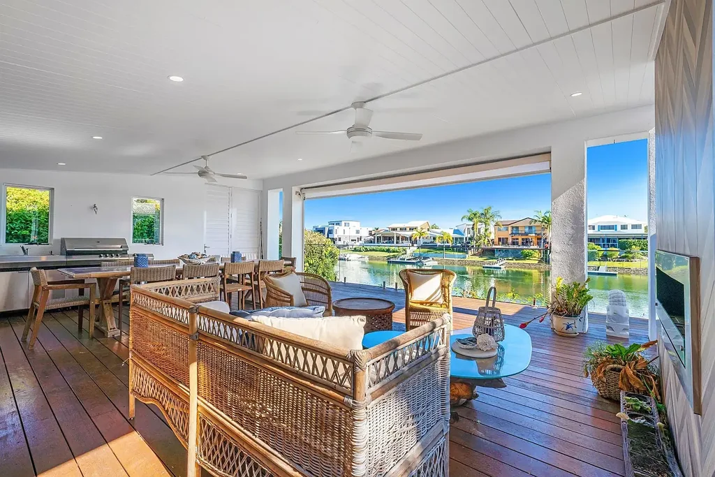 4 BEDROOM X 3 BATHROOM WATERFRONT HOME IN BUNDALL