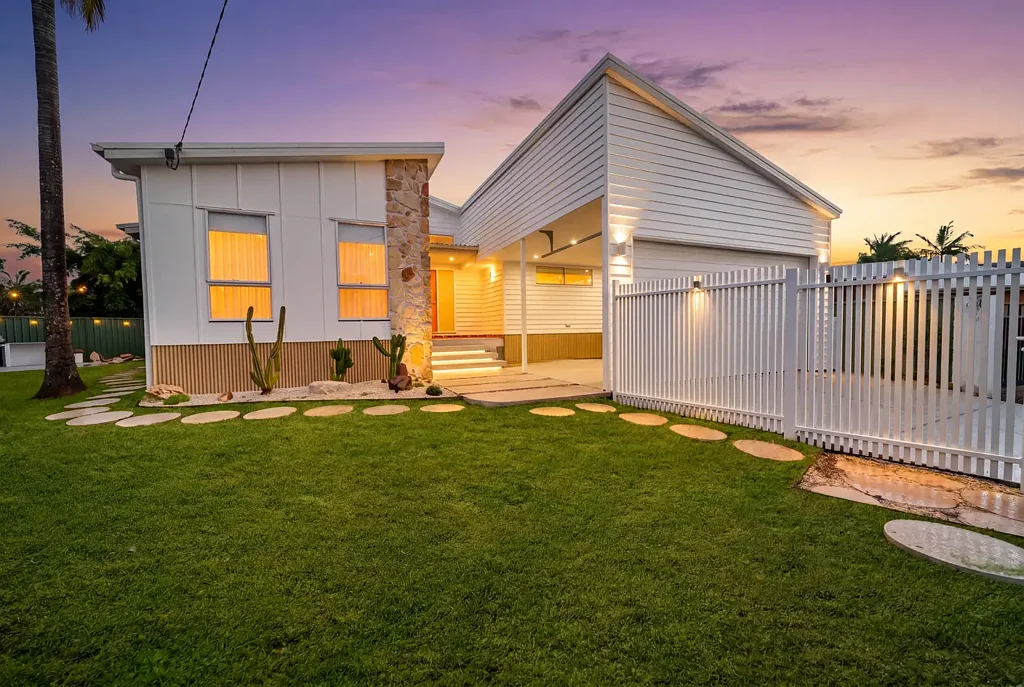 Broadbeach Waters 4Habitaciones A Recently Rebuilt Coastal Retreat with Space & Style