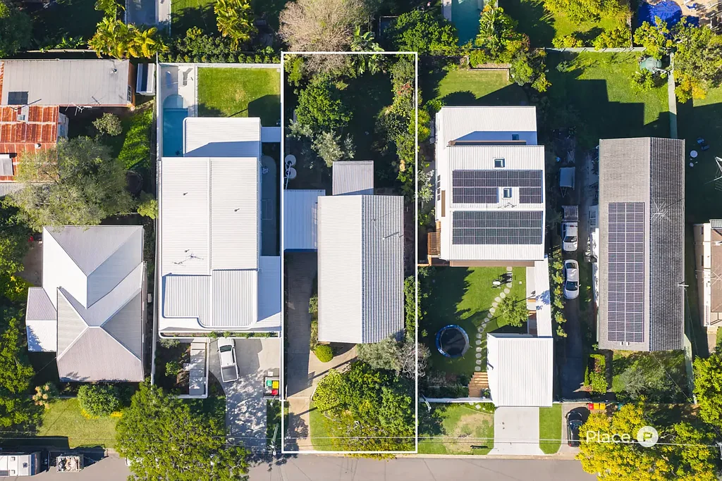 Balmoral 4房 地势较高的607平方米战后住宅，位于优质地段，潜力无限 Family Home on spacious 607m2. Live in, renovate or build new with vista views!