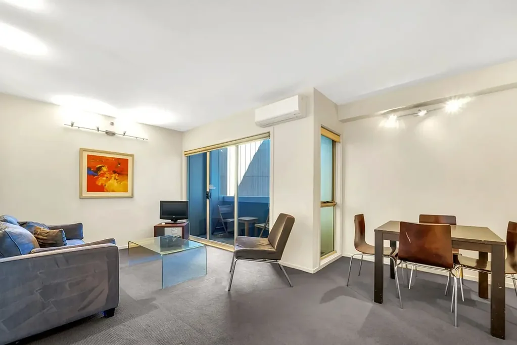 Stylish & Spacious One-Bedroom Apartment in the Heart of Melbourne!