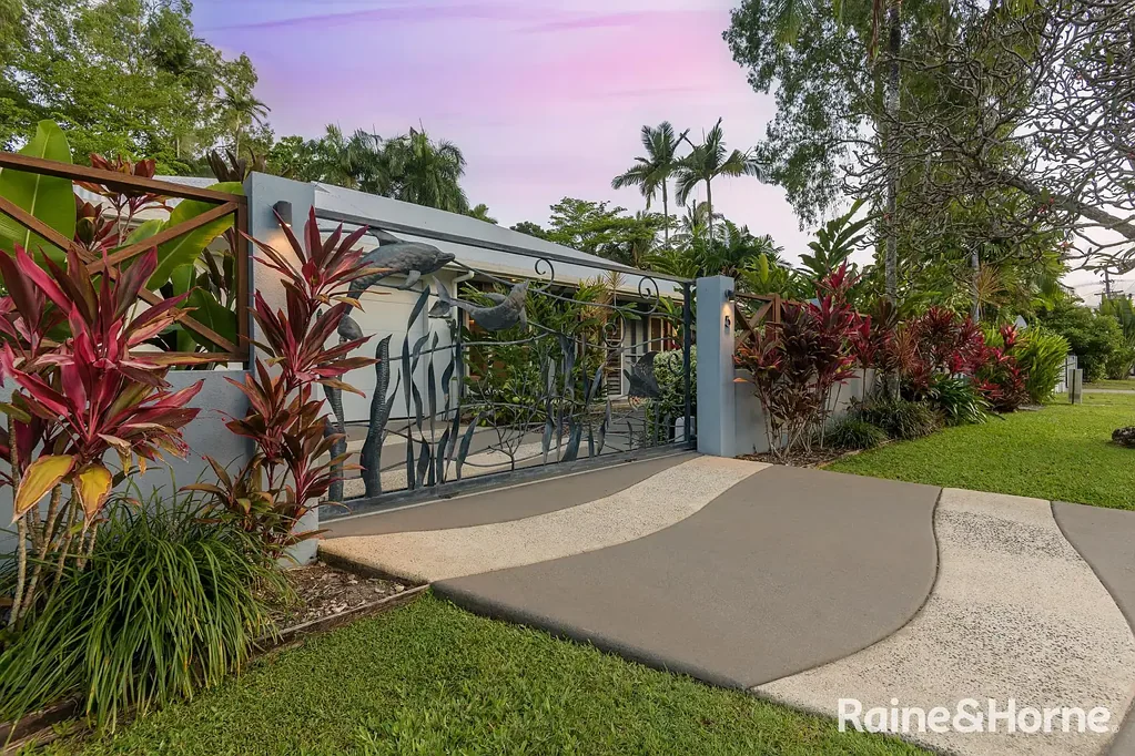 Port Douglas 4房  BEACHSIDE LIVING ~ BESPOKE FEATURES - price reduced