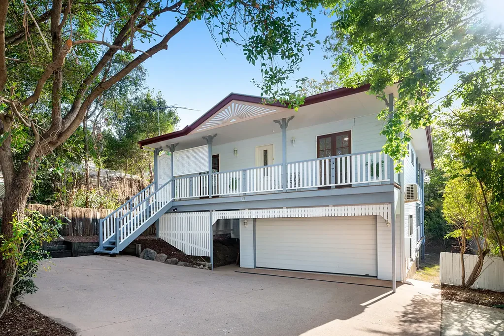 Indooroopilly 5房 Queenslander风格住宅 五卧三卫 双车库 三个露台 开放式厨房 自然采光充沛 精英学区 便利生活 Indooroopilly Prestige  with Dual Living Options