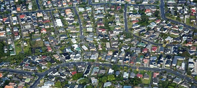 奥克兰住房规划又要大改？政府急转弯立法干预，200万套目标成“政治炸弹”，建房节奏彻底乱套
