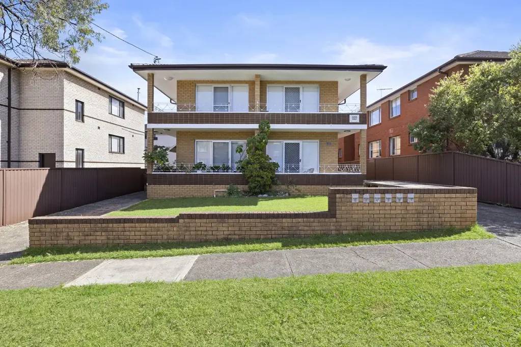Croydon Park 2房 精品楼中公寓 两卧两区设计 阳台延伸生活 内部洗衣便利 公交线就在门口 靠近河畔绿道 轻松生活方式 Renovate and Reimagine in a Boutique Block of Six