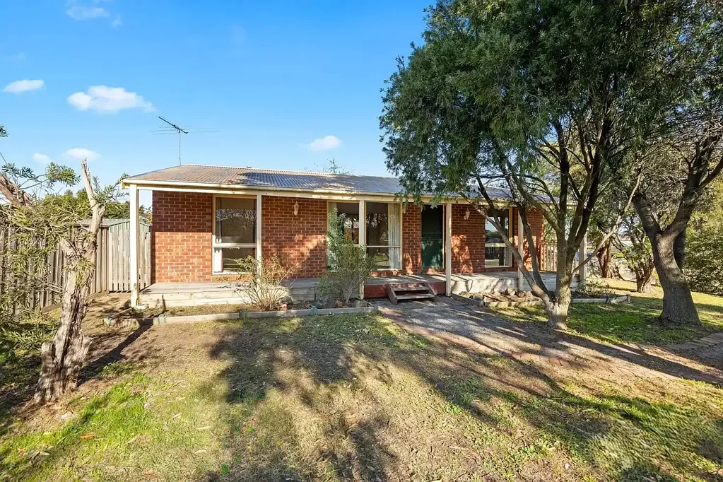 Charming 2-Bedroom Home in Prime Narre Warren Location!!