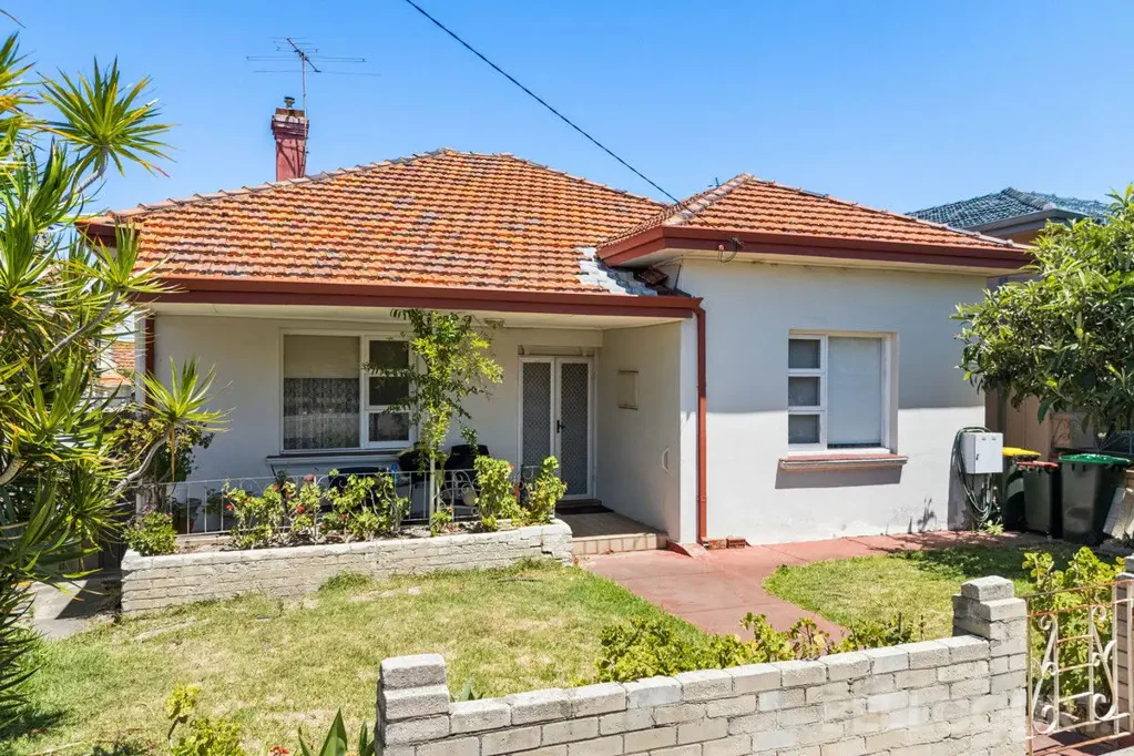 North Perth 4chambre RE-DEVELOP OR RESTORE? THIS 50s HOME IS BURSTING WITH POSSIBILITY