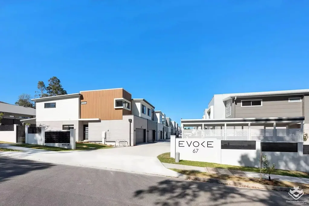 Stunning Luxury Townhouse For Lease