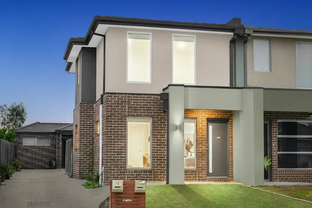 Wyndham Vale 2房 主卧带套间浴 40毫米石材台面 独立产权无管理费 短程达火车站购物中心 学校近便 Stylish Townhouse with Premium Features!