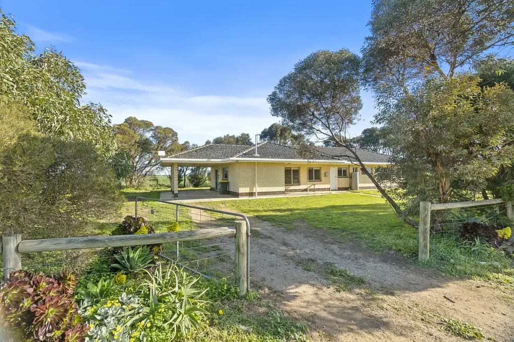 Strathalbyn Double Brick Integrity on 6 Easy Care Acres.
