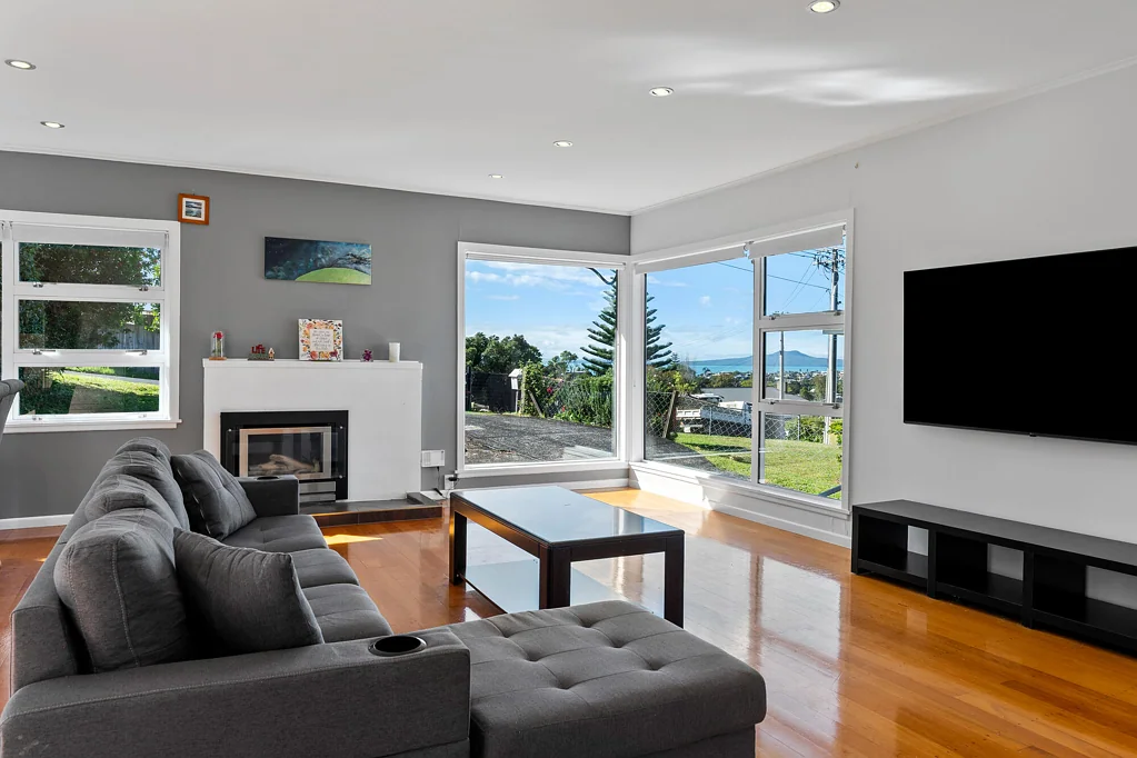 Browns Bay 3房 无法抗拒的魅力美宅，远眺 Rangitoto Island，优越地段尽享舒适生活！ Sharply Priced at $995,000