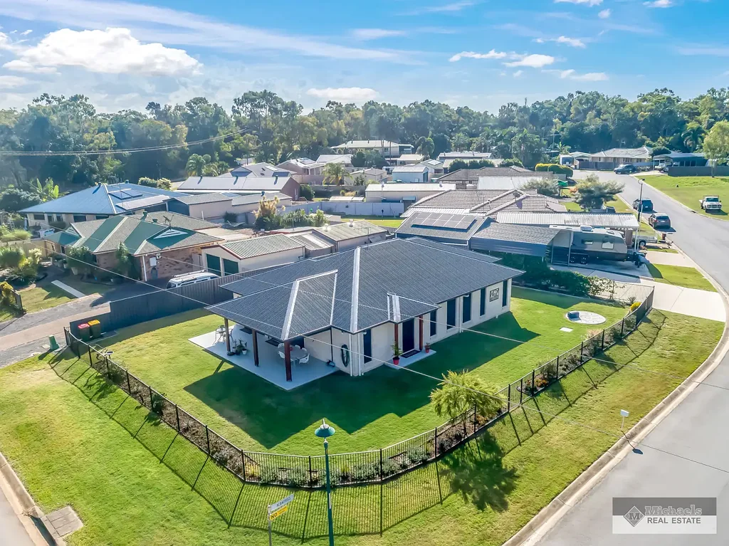 Moore Park Beach 3બેડરૂમ Quality Coastal Home in Moore Park Beach with Sheds and Solar!