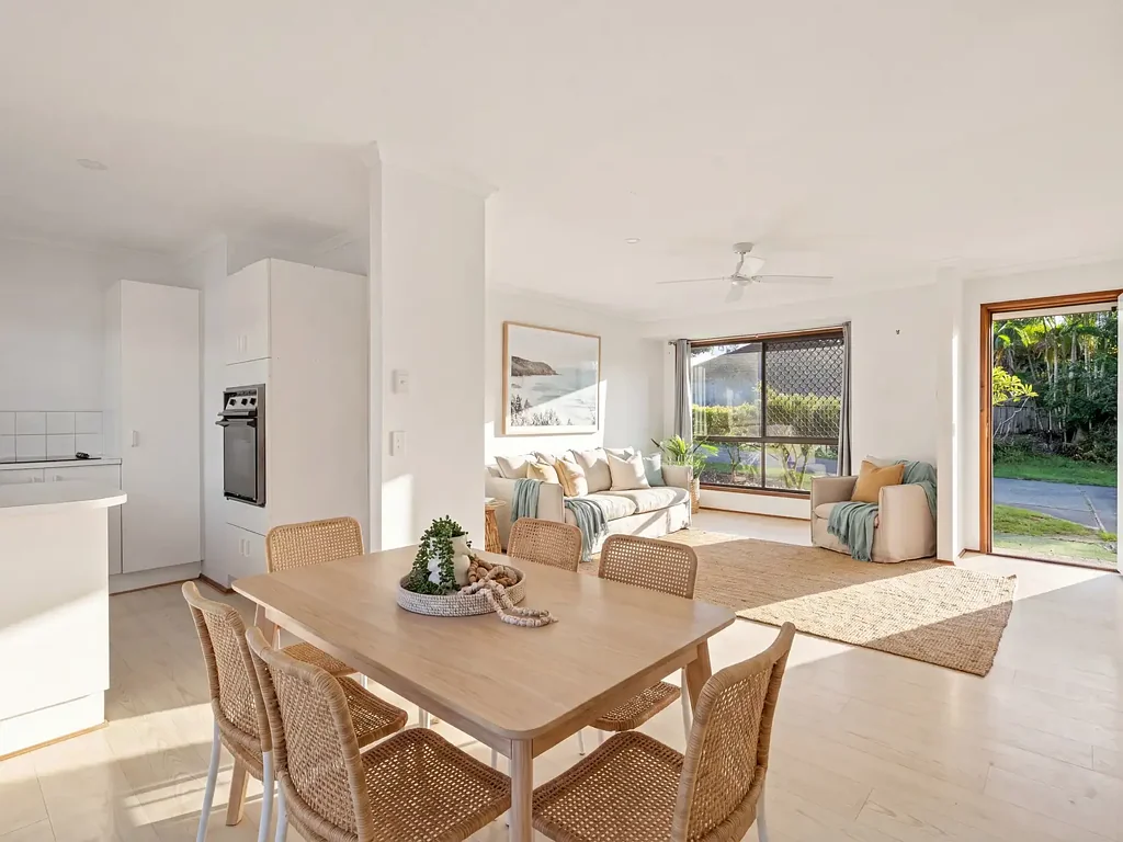 Labrador 3Habitaciones Owner Wants It Sold – Vacant Duplex with Endless Potential!