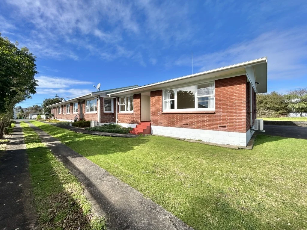 Quiet, Convenient & Charming  2-Bedroom End Unit in Avondale