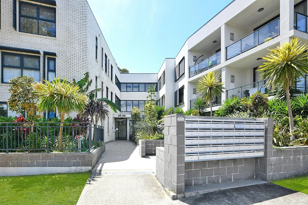 Maroubra 1房 现代安全社区 首层私密景观 时尚落地玻璃 高端电器厨房 宽阔叶状露台 大型卧室带柜 设计师浴室 地下室停车 电梯CCTV安全 Oversized Apartment In A Lush Contemporary Collection