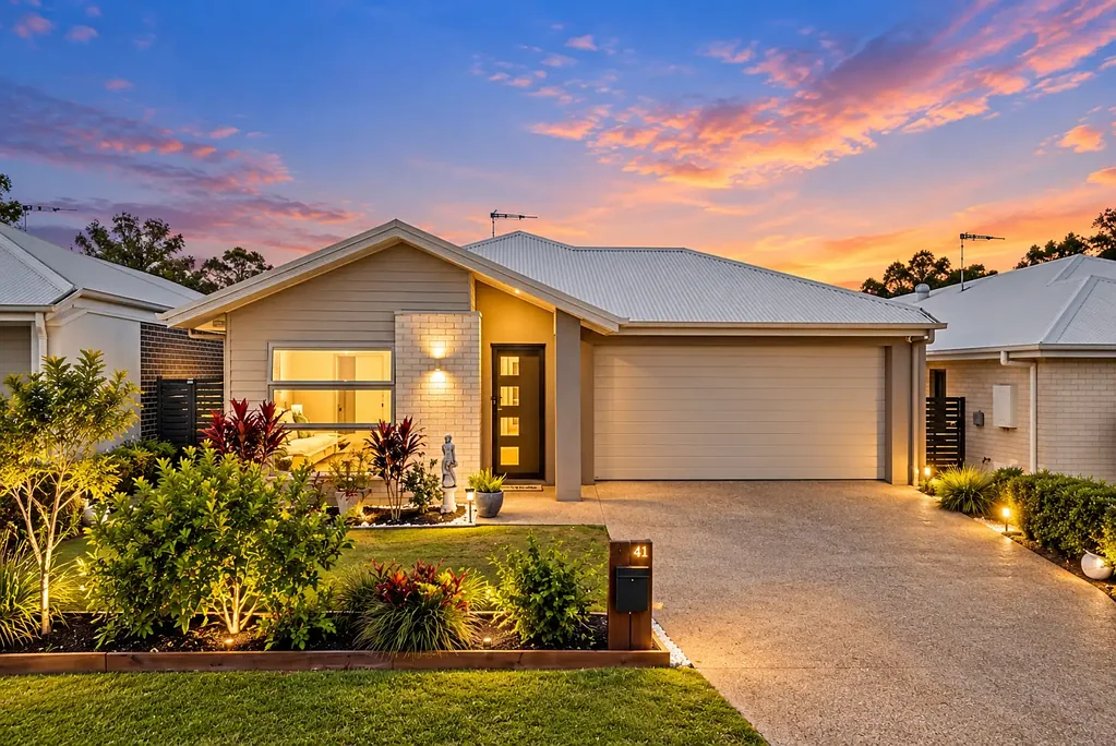 Strathpine 4Kwarto Modern Family Living in the Heart of Strathpine