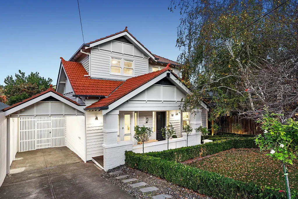 Moonee Ponds 5房 前庭景观宜人 宽绰648sqm宅地 五卧带衣帽间 花岗岩台面 主卧惊艳浴缸 开放式厨餐 家庭办公空间 后院泳池私享 高挑天花板 实木地板 Perfectly Positioned Family Entertainer