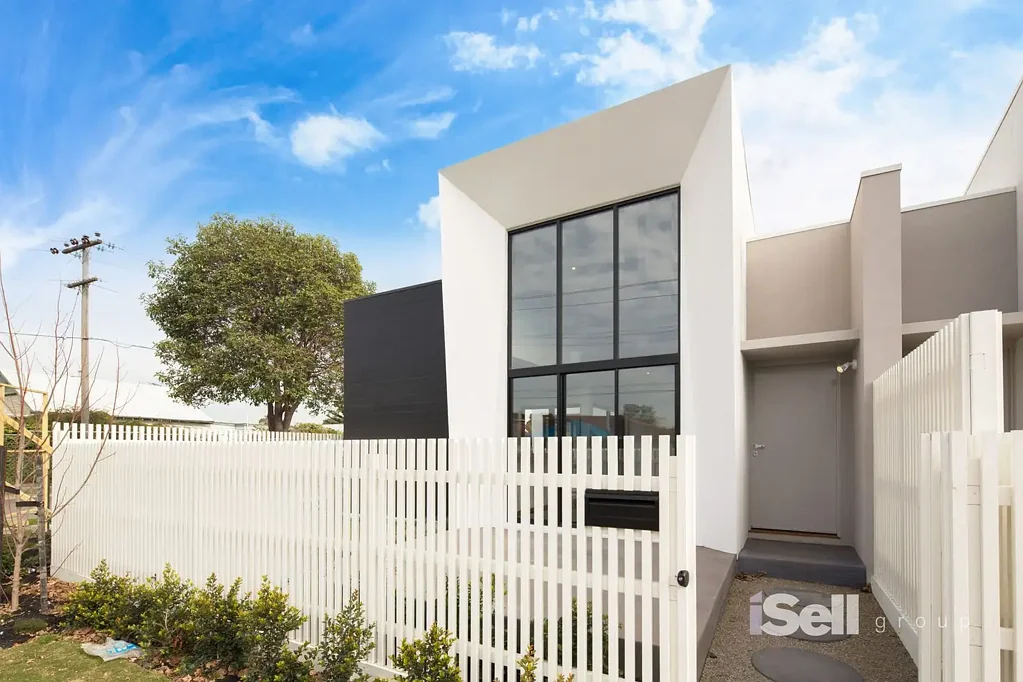 LIGHT-FILLED TOWNHOUSE CLOSE TO TRAINS, SHOPS & SCHOOLS