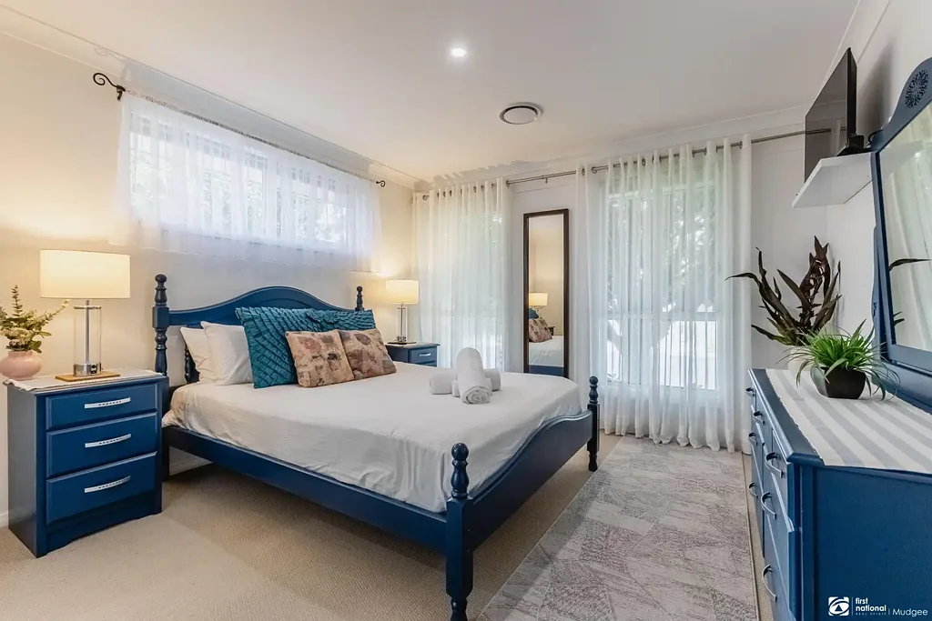 FULLY FURNISHED FAMILY LIVING GREAT LOCATION  IN A QUIET CUL-DE-SAC