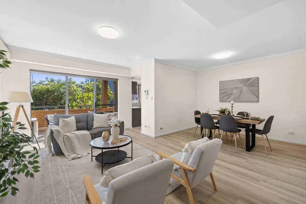 Strathfield 3房 精品全砖建筑 25套稀缺住宅 135sqm阔绰面积 东北朝向采光佳 全新装修现房 现代厨房电器 三房带主套 双车位安全停泊 邻近交通学校Plaza Impressive scale and light in the heart of Strathfield