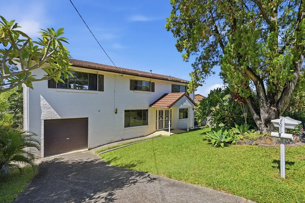 Coffs Harbour 5ห้องนอน Elevated Family Living with Room for Everyone, Flexible Living and Pool