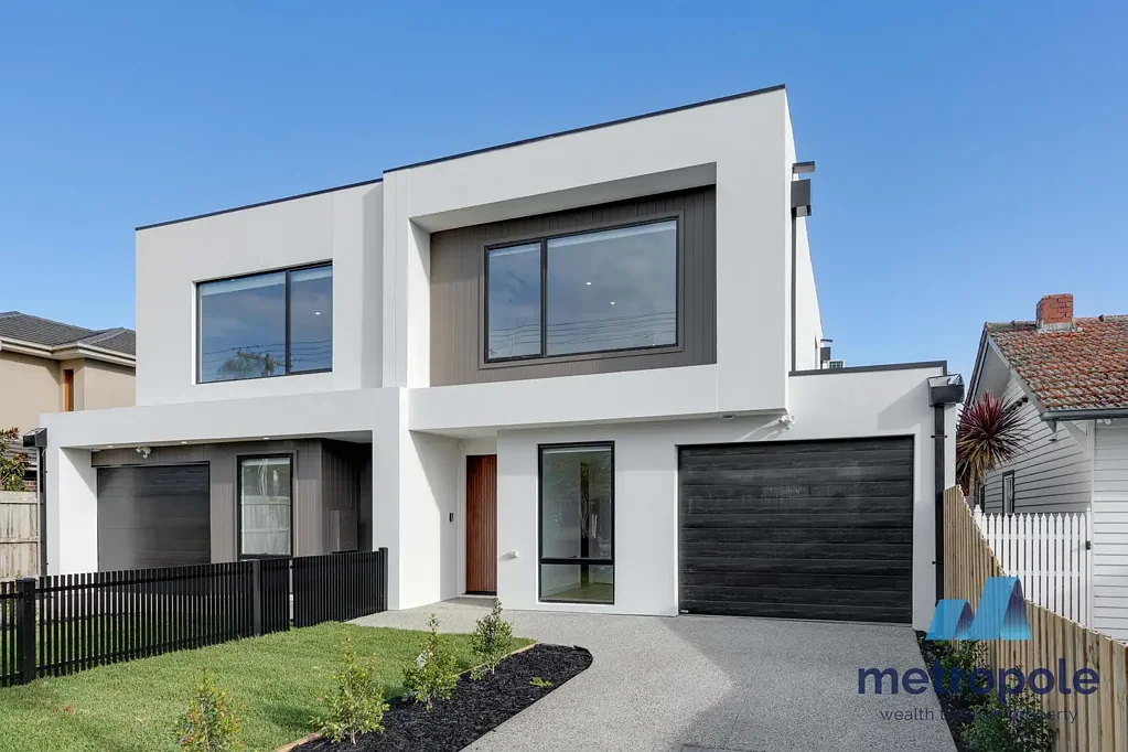 BRAND NEW LUXURY HOME A SHORT WALK TO MCKINNON PRIMARY AND SECONDARY SCHOOLS