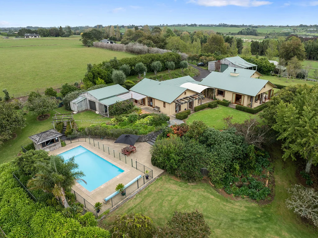 Karaka 5غرفة نوم Family Scale, Poolside Living + Barn Flexibility