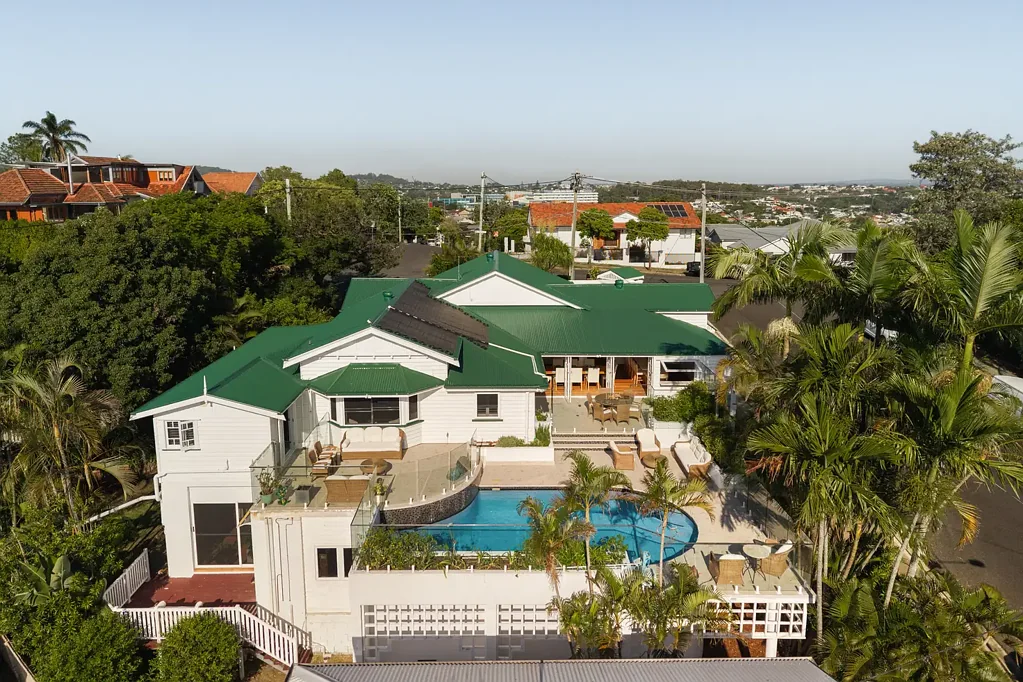 Greenslopes 4房  坐落于郊区之巅 | 魅力非凡，融合了经典韵味与现代精致  TRUE DUAL LIVING CAPABILITY