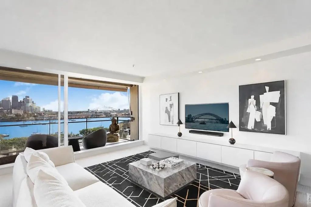 STUNNING EXECUTIVE APARTMENT WITH PANORAMIC HARBOUR VIEWS