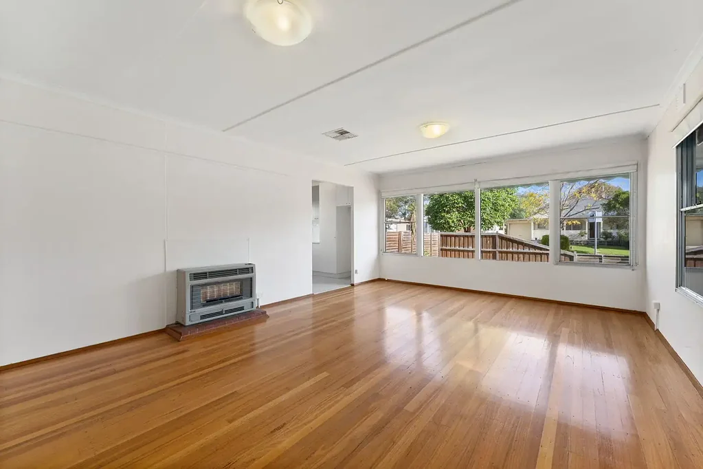 Laverton 3房 街角地块优越  空白画布花园  街外停车位  光线充足客厅  明亮厨房  3卧带木地板  近Laverton Village  入学Laverton P-12 College Impressive Investment on Superb Corner Block and Great Location