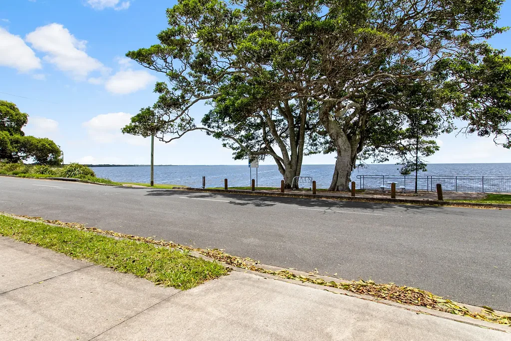 Deception Bay 3ห้องนอน Unrivalled Oceanfront Opportunity in the Heart of Deception Bay