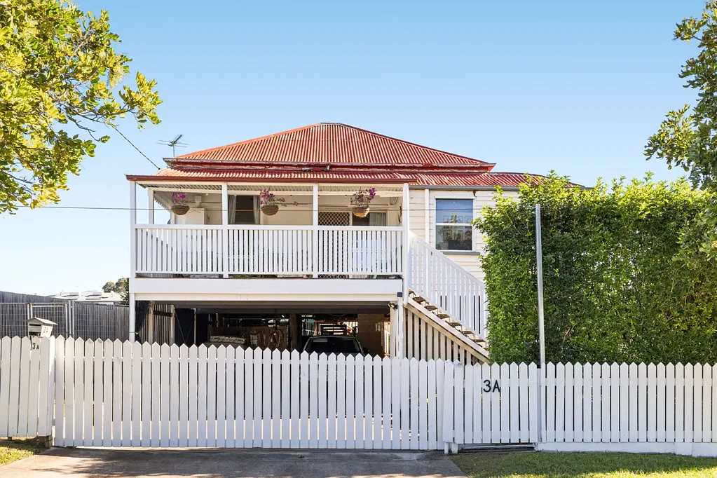 One Mile 3ห้องนอน Elevated Queenslander Charm with Endless Potential Beneath