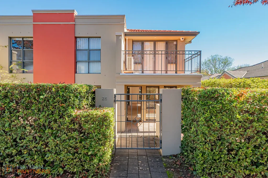 Turner 2房  Sun-Filled Corner Apartment with Expansive Courtyard in Boutique Setting