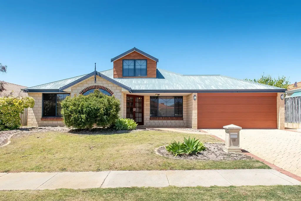 SPACIOUS FAMILY HOME WITH A POOL!