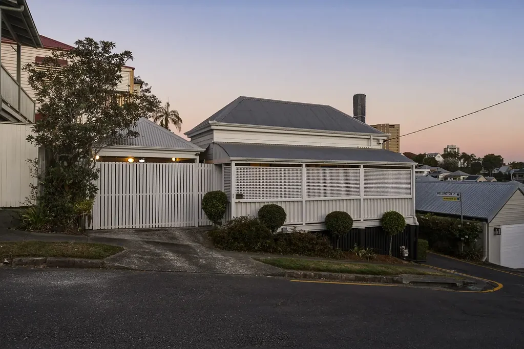 Petrie Terrace 2房 布里斯班市最小永久产权地块之一上的标志性小屋 An Iconic Brisbane Cottage on One of the City's Smallest Freehold Lots