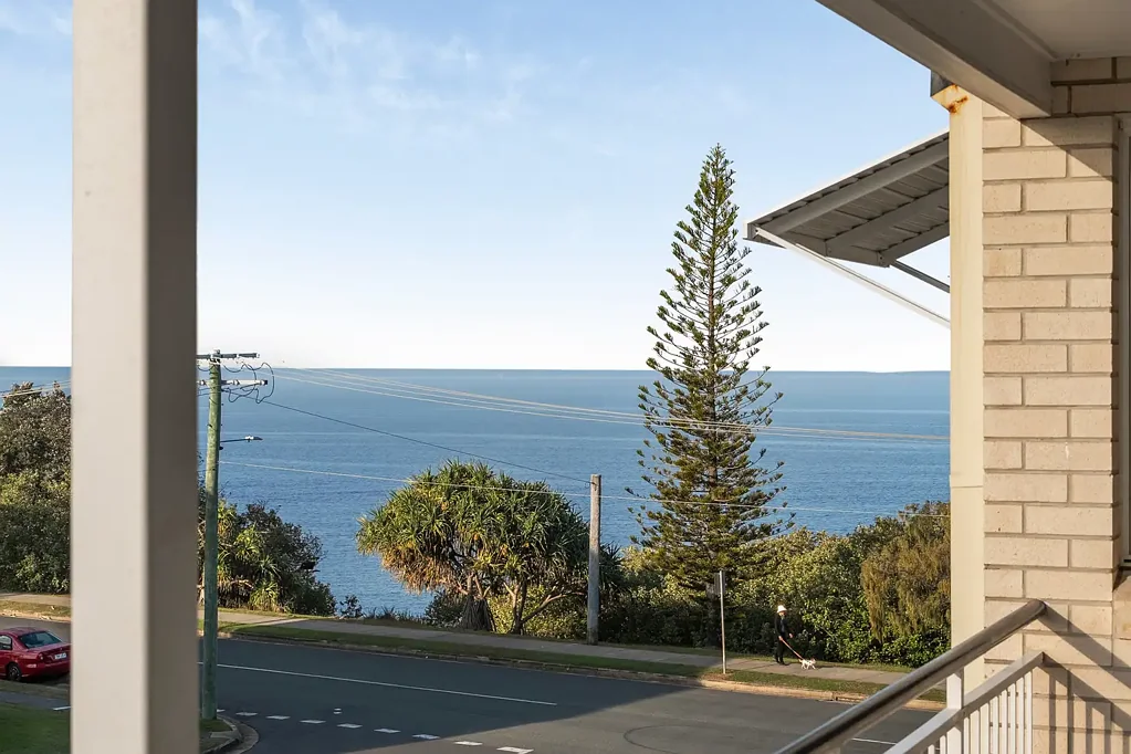 Woody Point 2कमरा COASTAL APARTMENT WITH STYLISH RENOVATION & OCEAN VIEWS