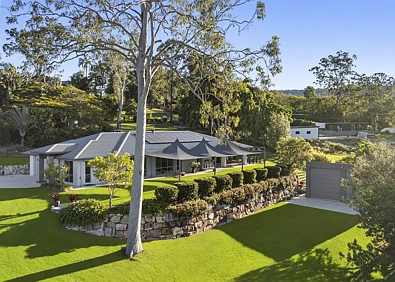 Tallai 5 Slaapkamer Impressive Near-New Acreage Home with the Perfect Shed
