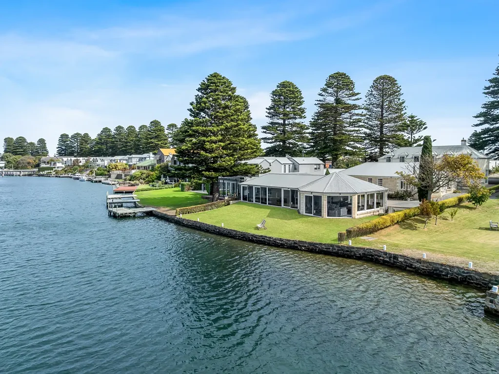 Port Fairy 13कमरा "THE DOUGLAS"  Premium Riverfront Property with Endless Potential